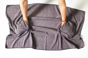 Microfiber Pet Towel with Hand Pockets – Ultra-Absorbent Quick-Dry Dog & Cat Bath Towel
