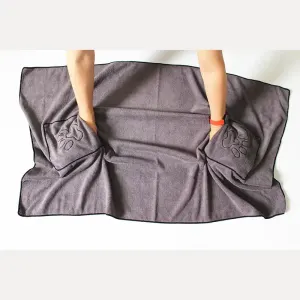 Microfiber Pet Towel with Hand Pockets – Ultra-Absorbent Quick-Dry Dog & Cat Bath Towel